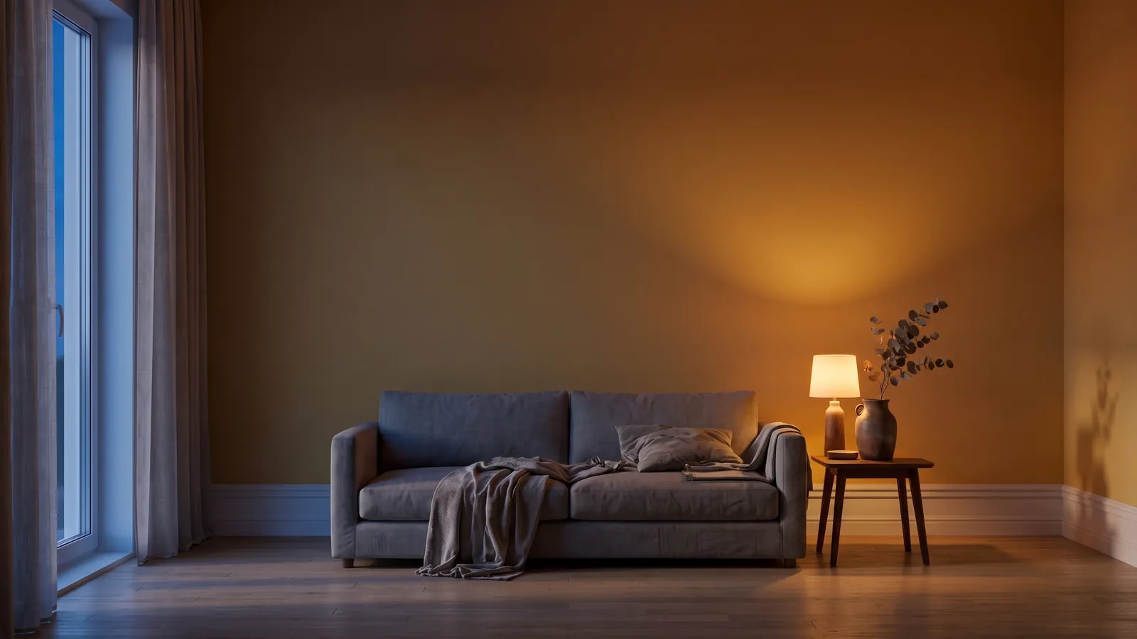 Dieselbe Wand am Abend im warmen Lampenlicht